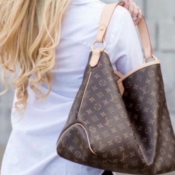 Louis Vuitton Handbags - 🌺STUNNING🌺 Shoulder bag by Louis Vuitton